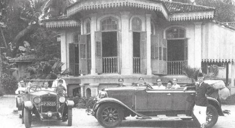 Syed Sheikh al-Hadi et sa famille devant leur maison de Jelutong Road, à Penang.